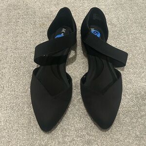 Sleek Black Flats with Pointed Toe and Strap